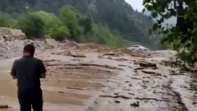 В ущелье Чычкан сошел сель и смыл часть дороги (видео)