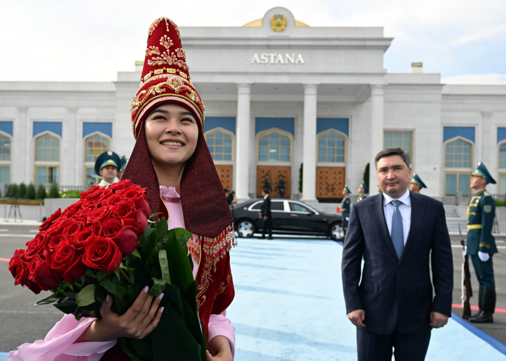 Садыр Жапаров с рабочим визитом прилетел в Астану. Как его встретили (фото)