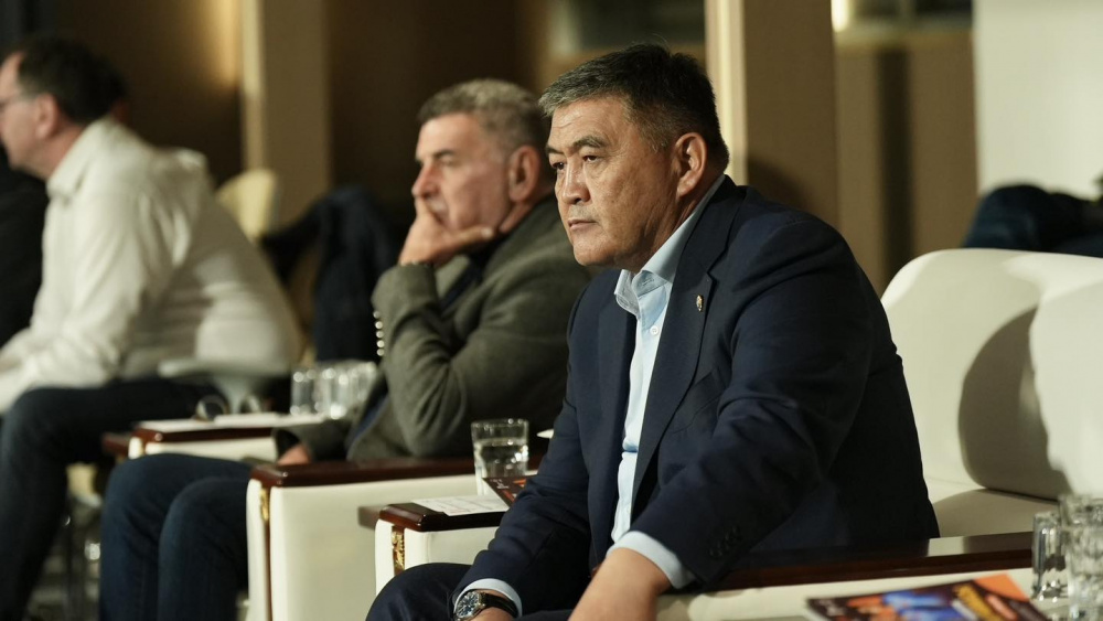 Ташиев присутствует на матче «Мурас Юнайтед» – «Регар-Тадаз» в Бишкеке.