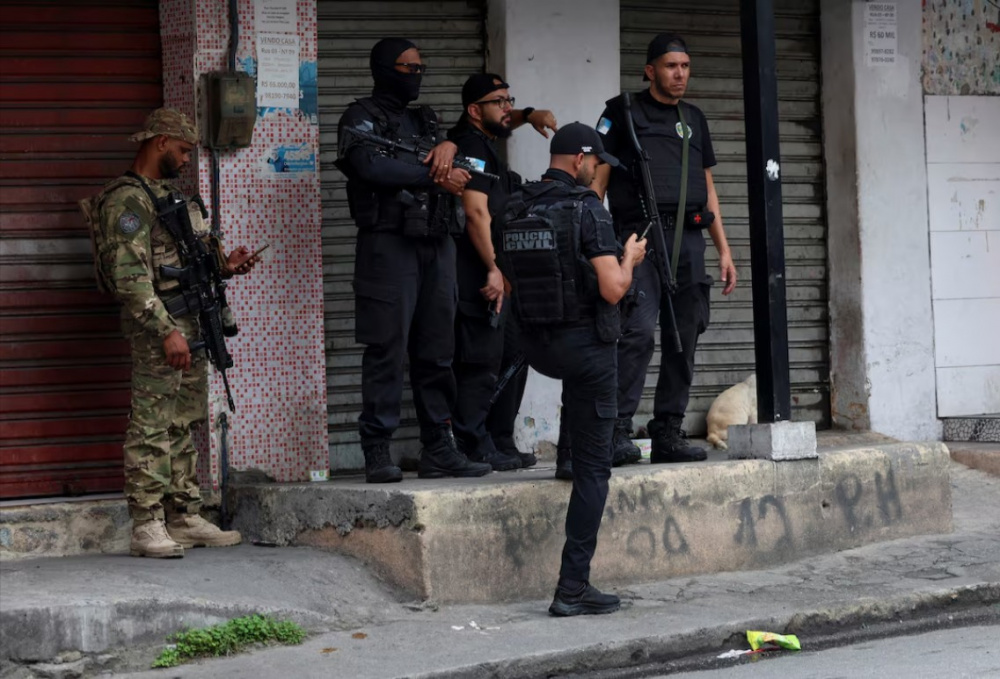 Спецоперация в фавелах Рио-де-Жанейро. Фото Reuters.