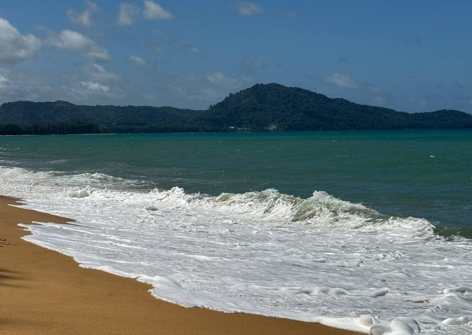 Пляж Май Кхао.