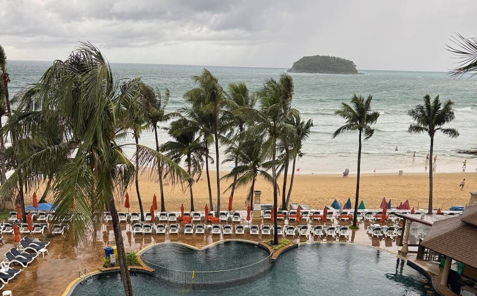 Отель Beyond Kata 4* на первой линии.