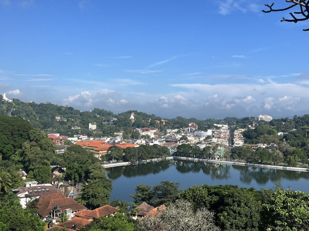 Город Канди.