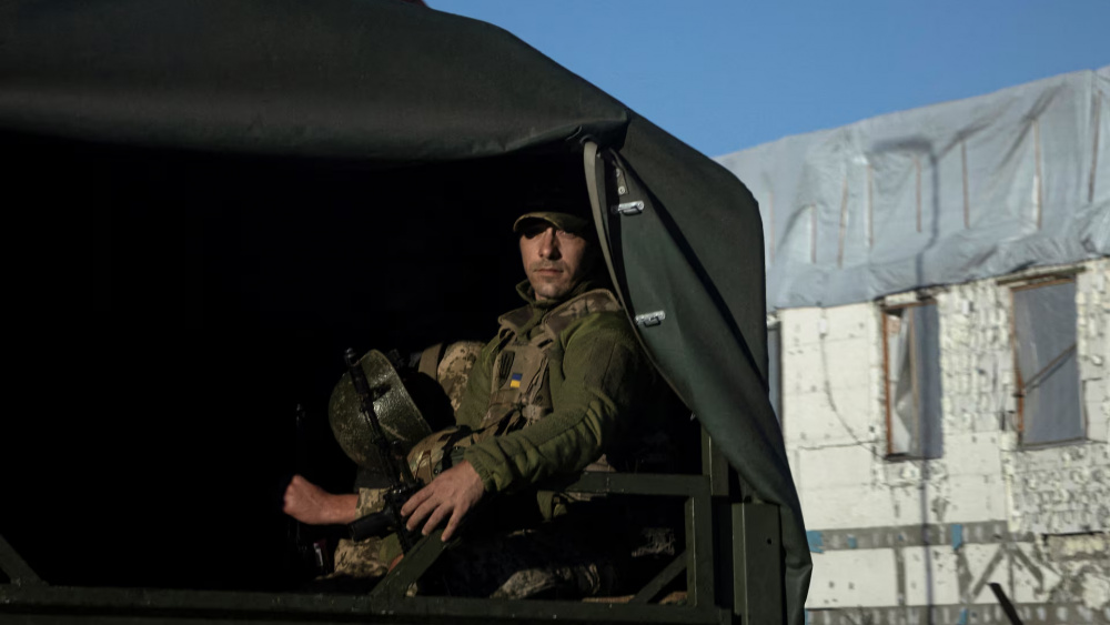 Украинский военный в Славянске. Фото Reuters / Thomas Peter.