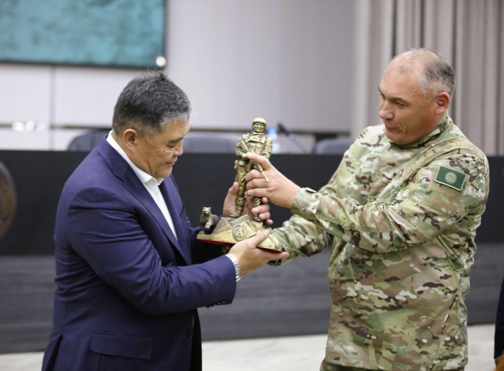 Камчыбек Ташиев встретился с военнослужащими спецназа "Альфа".