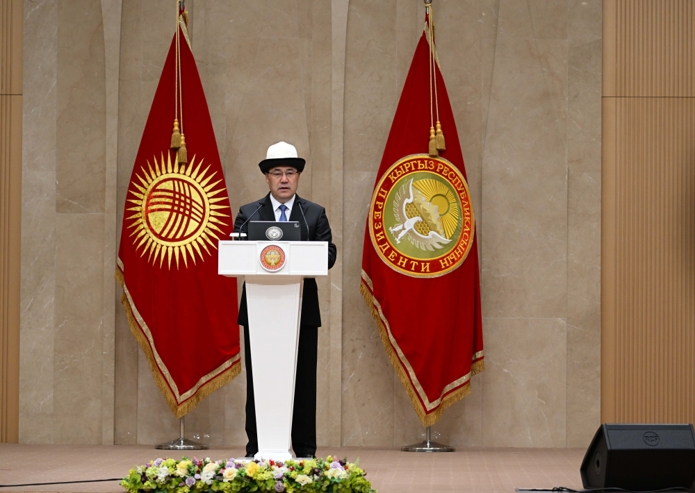 "Вы наш самый ценный капитал". Садыр Жапаров вручил президентские стипендии