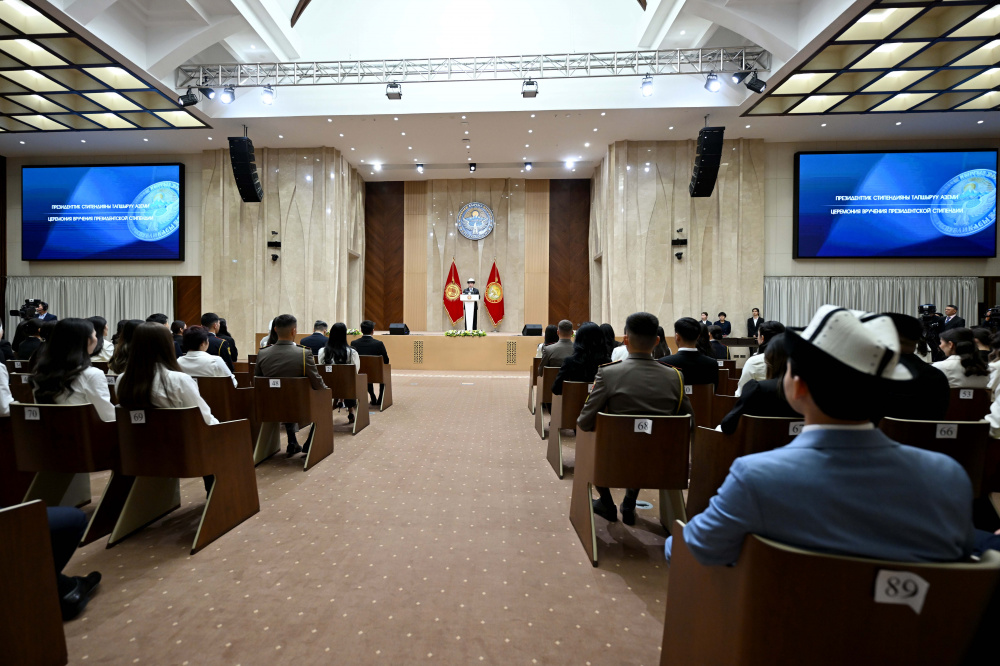 "Вы наш самый ценный капитал". Садыр Жапаров вручил президентские стипендии