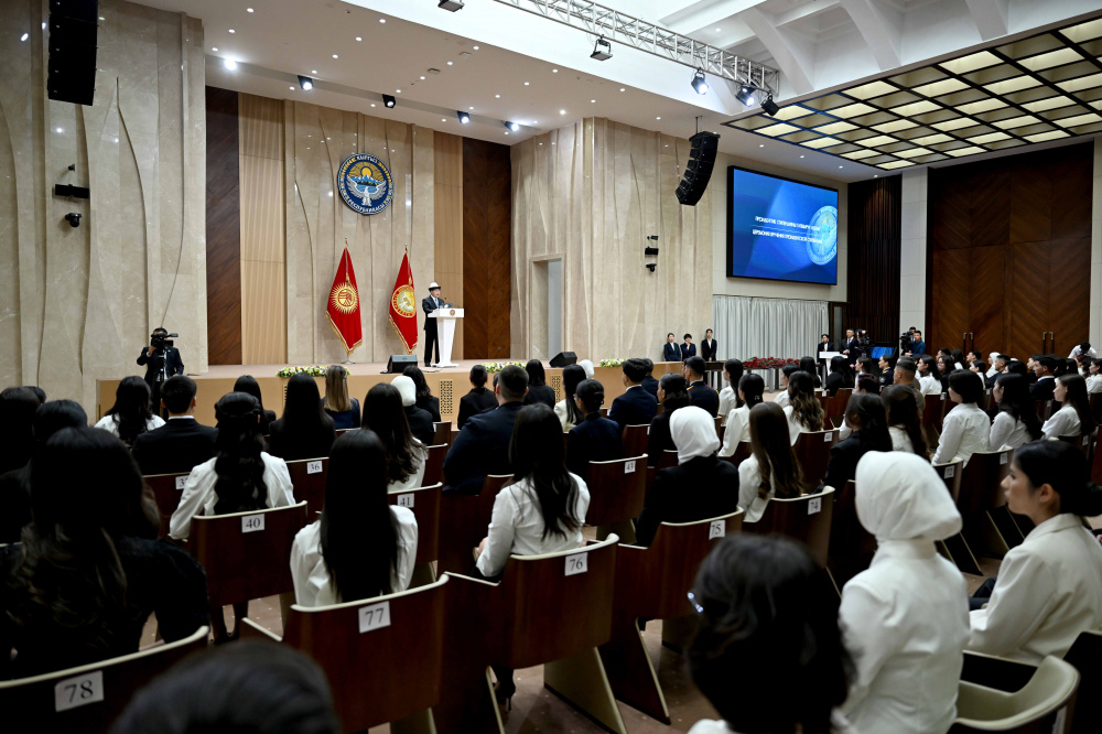 "Вы наш самый ценный капитал". Садыр Жапаров вручил президентские стипендии