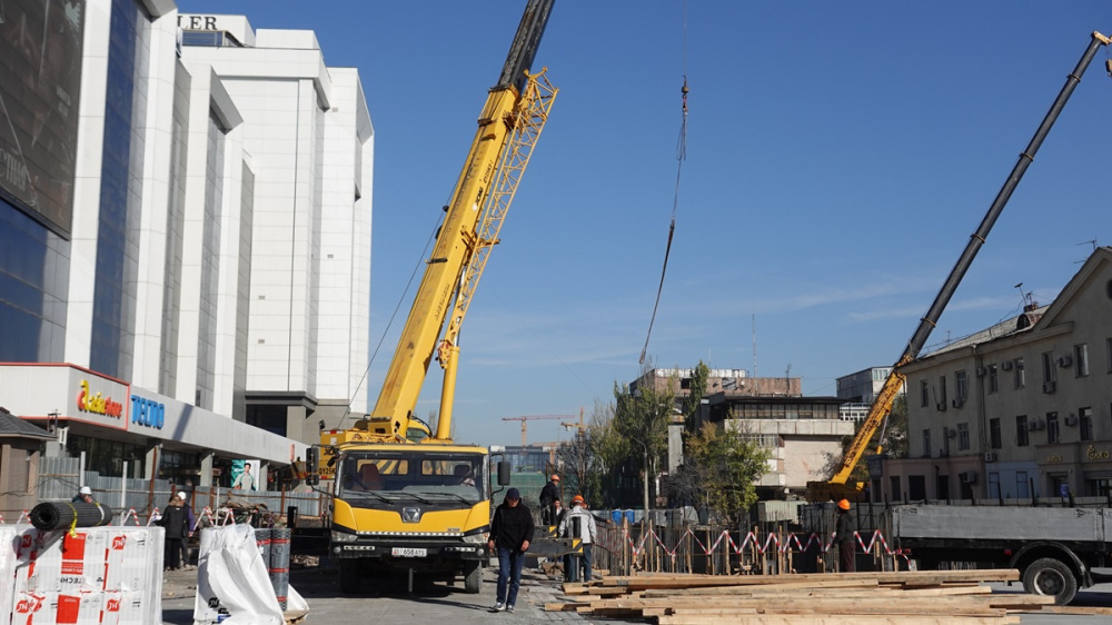 Мэр Бишкека посетил стройку подземного комплекса Old Bishkek