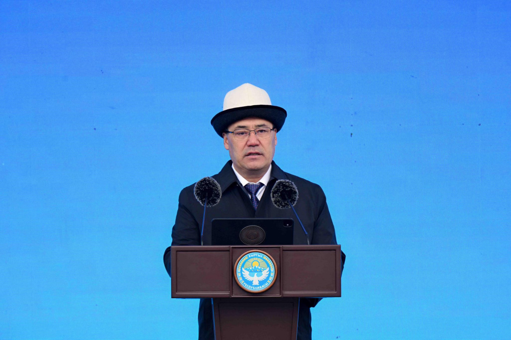 Садыр Жапаров поздравил сотрудников МВД с 101-летием кыргызской милиции.