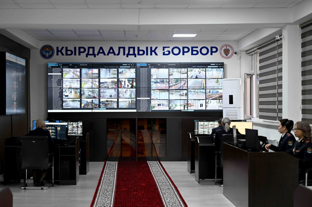 Садыр Жапаров ознакомился с обновленным зданием ГУВД Бишкека.