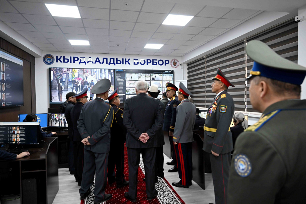 Садыр Жапаров ознакомился с обновленным зданием ГУВД Бишкека.