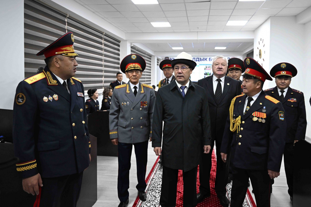 Садыр Жапаров ознакомился с обновленным зданием ГУВД Бишкека.