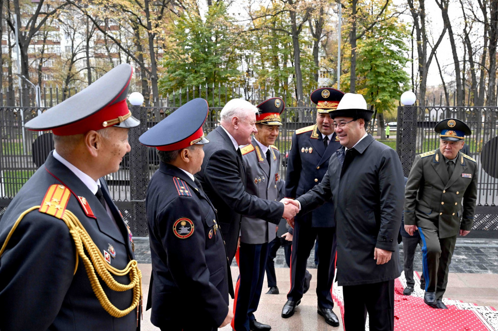 Садыр Жапаров ознакомился с обновленным зданием ГУВД Бишкека.