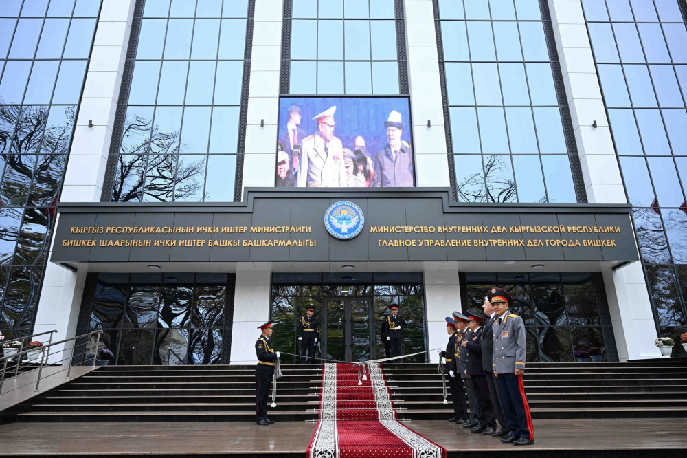 Садыр Жапаров ознакомился с обновленным зданием ГУВД Бишкека.