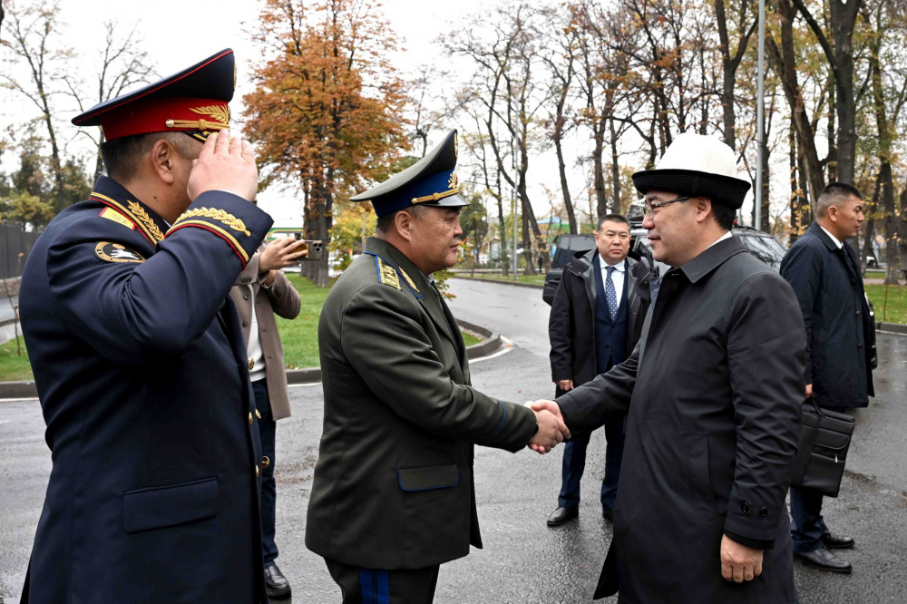 Садыр Жапаров ознакомился с обновленным зданием ГУВД Бишкека.