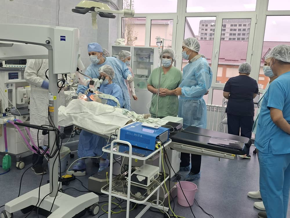 Хирурги из Катара проводят бесплатные операции детям с нарушениями слуха в Бишкеке.