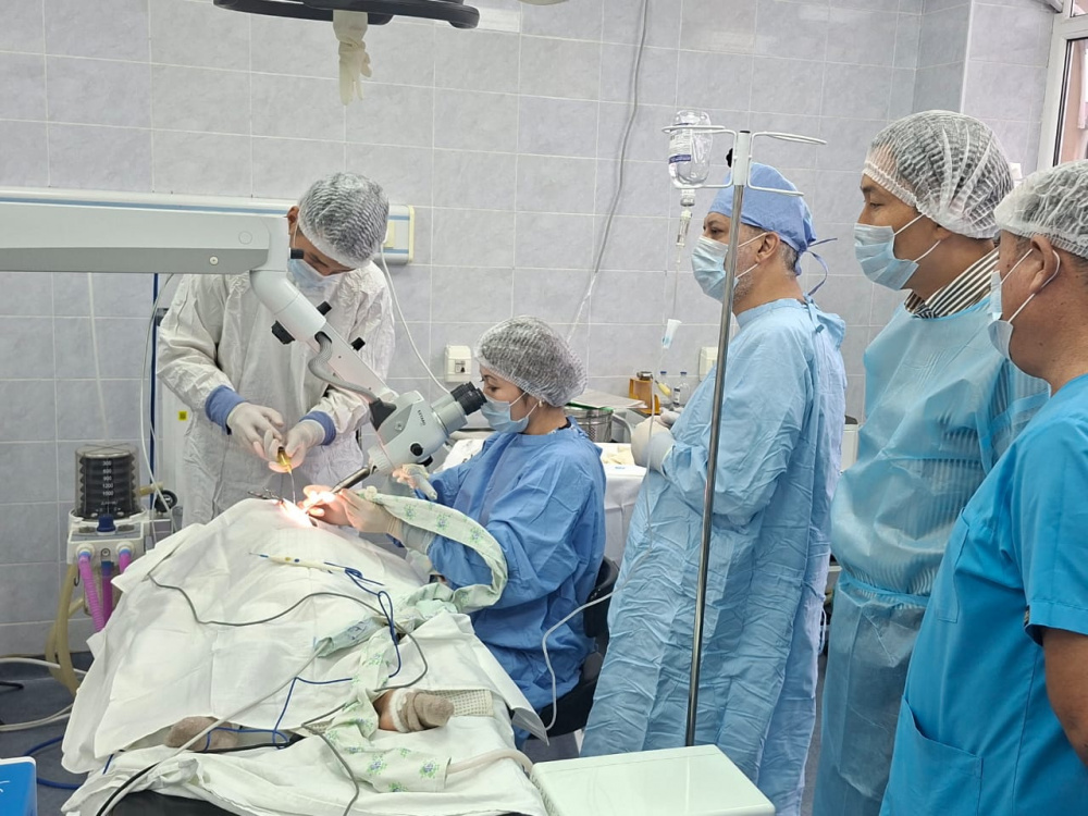 Хирурги из Катара проводят бесплатные операции детям с нарушениями слуха в Бишкеке.