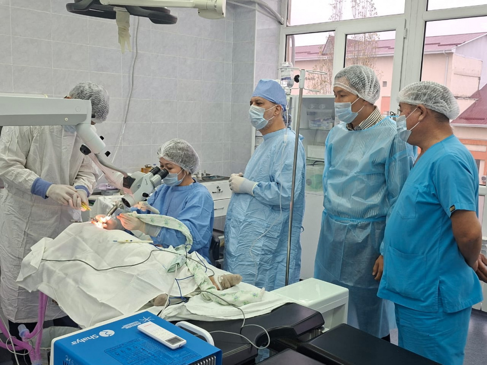 Хирурги из Катара проводят бесплатные операции детям с нарушениями слуха в Бишкеке.