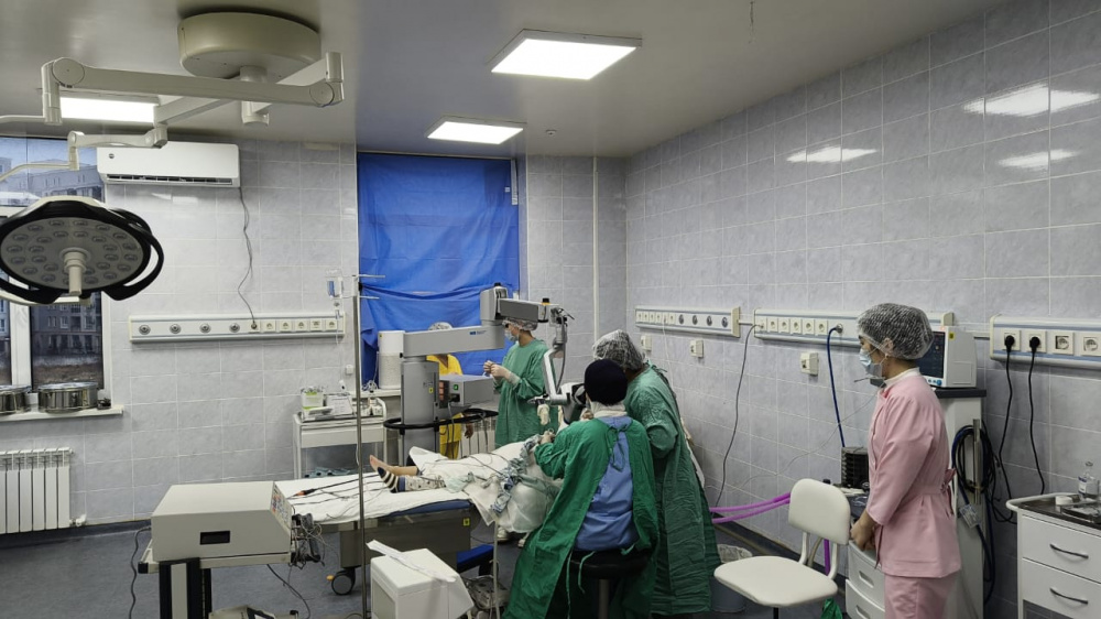 Хирурги из Катара проводят бесплатные операции детям с нарушениями слуха в Бишкеке.