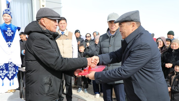 Алексис Техастың жопасындағы үлкен қара әтеш