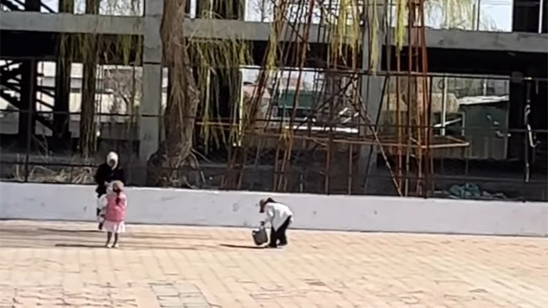 Девочки вместе с мамой убирали мусор после празднования Нооруза (видео)