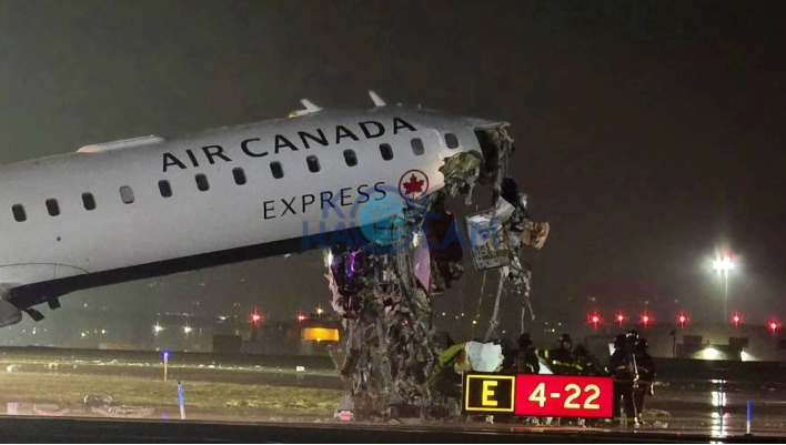 В Нью-Йорке самолет столкнулся с автомобилем (фото и видео)