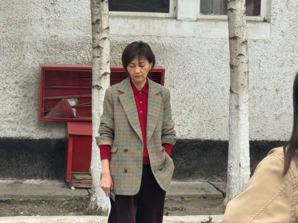 Коллеги и родственники приехали встречать Махабат Тажибек кызы из колонии