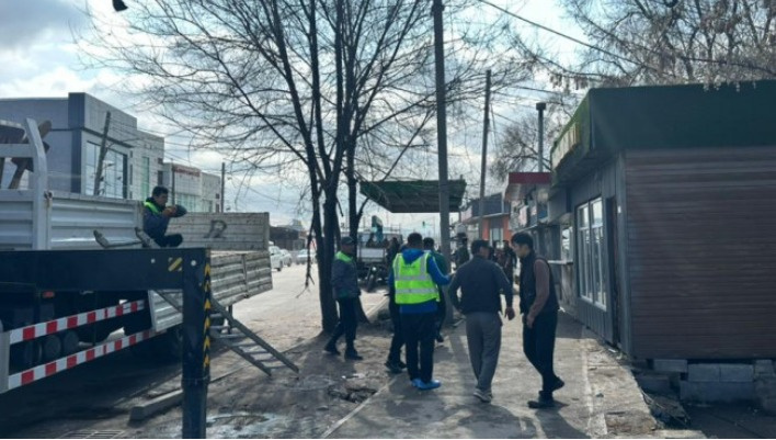 На Патриса Лумумбы / Волковой в Бишкеке демонтируют павильоны (фото)