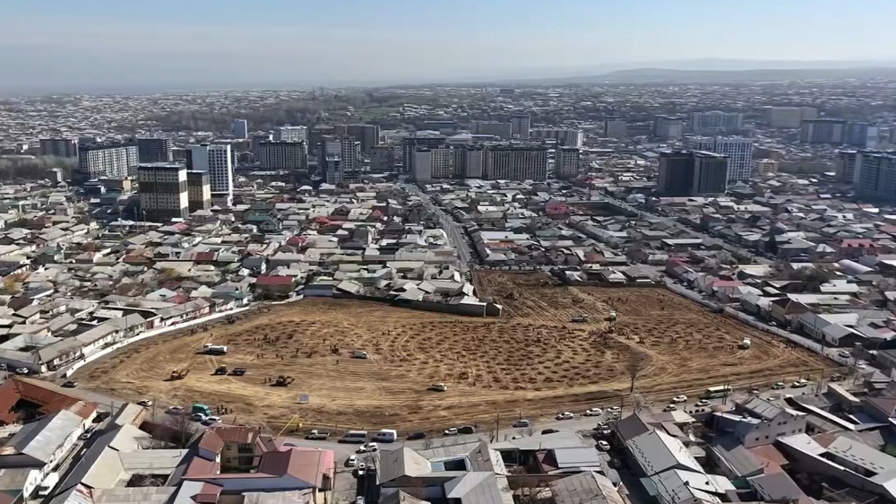 На месте кладбища в Оше хотели построить многоэтажки. Но Жанар Акаев не разрешил (видео)