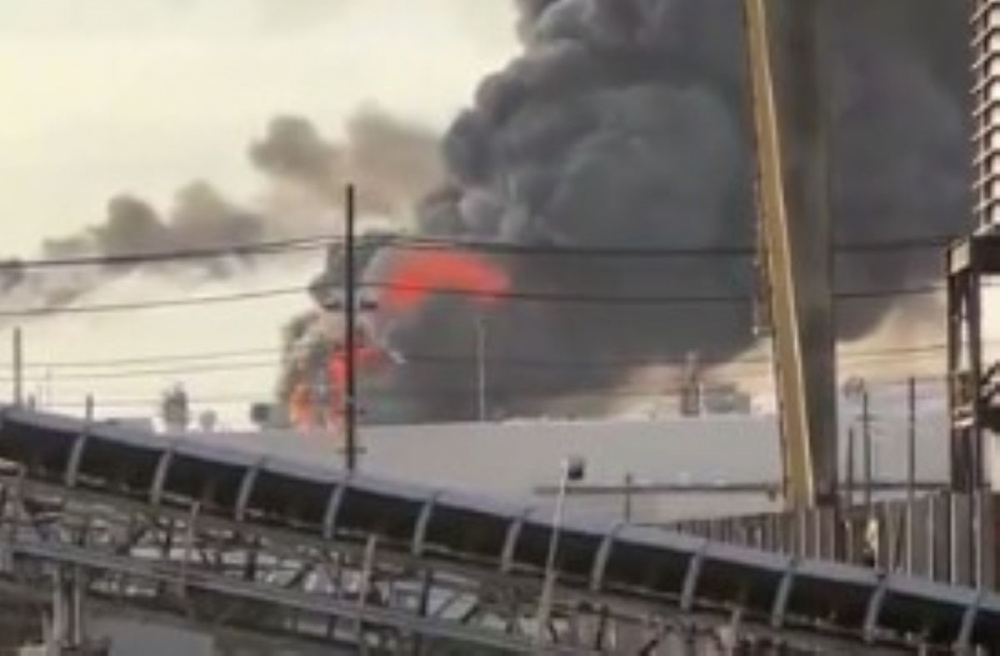 На НПЗ в Техасе произошли взрыв и крупный пожар (видео)