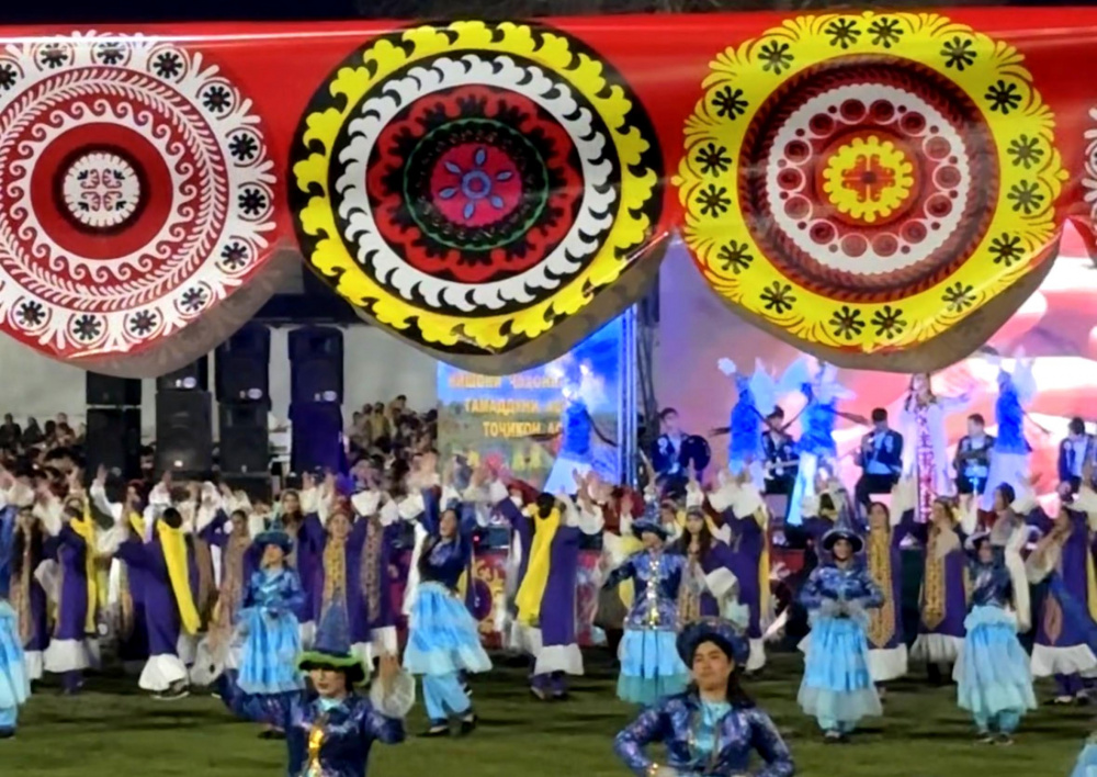 Более сотни танцоров исполнили кыргызский кара-жорго на стадионе в Таджикистане