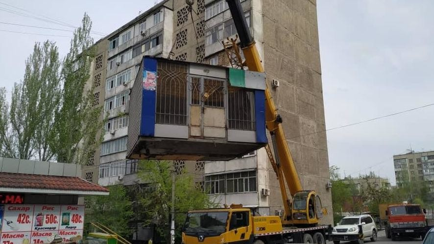 В Бишкеке запретили размещать киоски и гаражи на придомовых участках