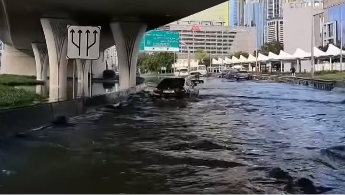 Грозы и дожди в Дубае. В аэропортах предупреждают о возможных задержках (видео)