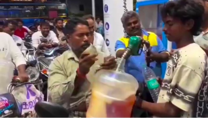 В Индии люди выстраиваются в огромные очереди на АЗС из-за нехватки топлива (видео)