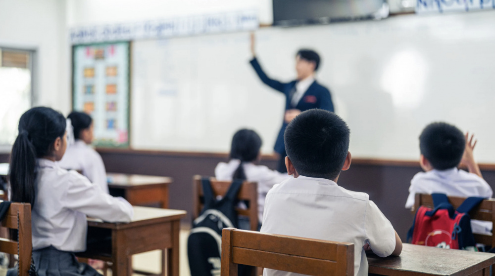 Учителям, врачам и другим бюджетникам поднимают зарплаты. Когда и на сколько (указ)