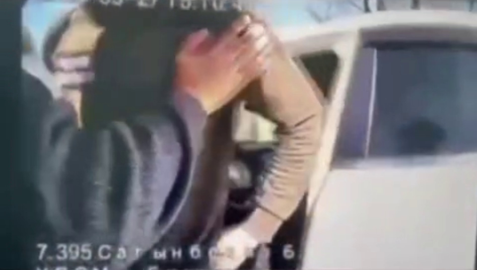 В Бишкеке водитель ударил патрульного после остановки для проверки документов (видео)