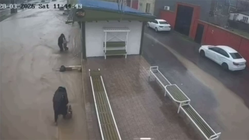 В Махачкале мужчина спас ребенка, которого уносило потоком воды (видео)