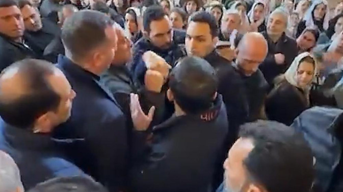 Премьера Армении Пашиняна пытались ударить при выходе из церкви (видео)
