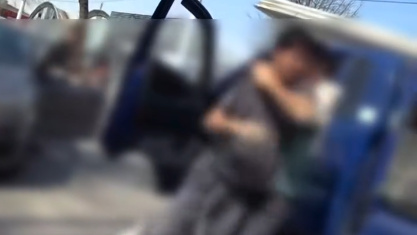 В Бишкеке двое мужчин устроили драку прямо на дороге (видео)