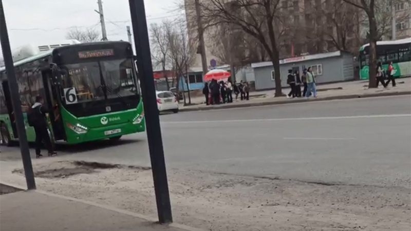 Call-центр: в мкр. "Тунгуч" пожаловались на состояние новой остановки на улице Анкары