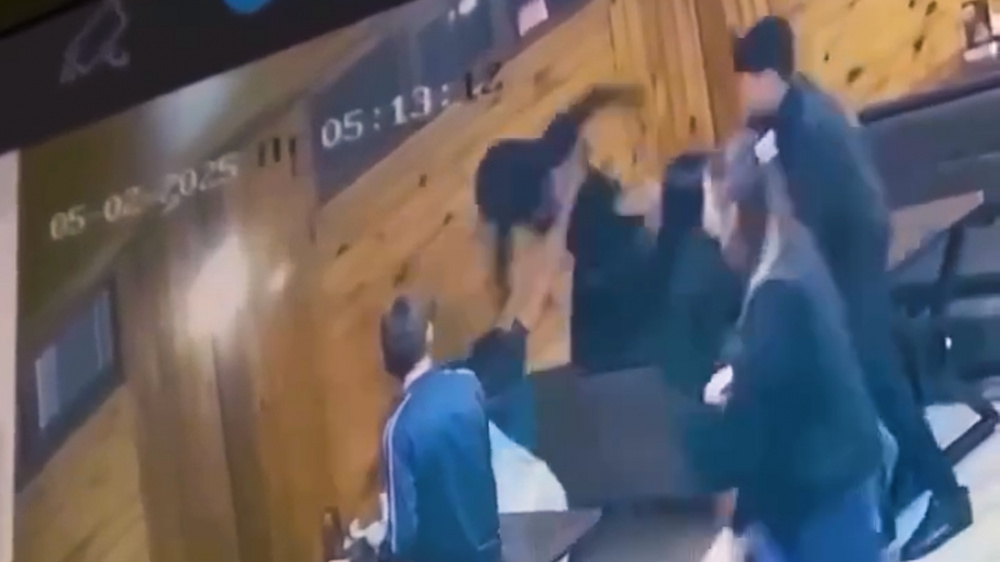 Нападение девушки на двух парней в бишкекском кафе попало на видео