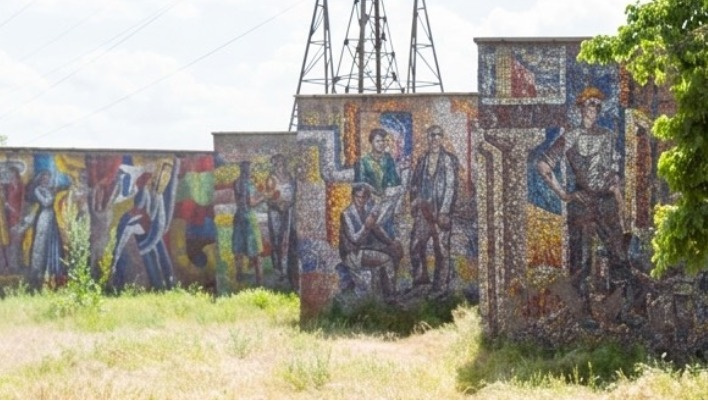 В Оше уничтожили уникальные мозаичные панно на стенах у въезда в город (фото)