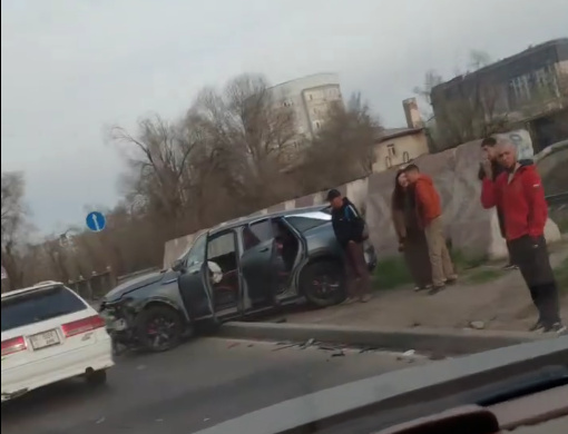 На ул. Льва Толстого произошло крупное ДТП с участием трех машин (видео)