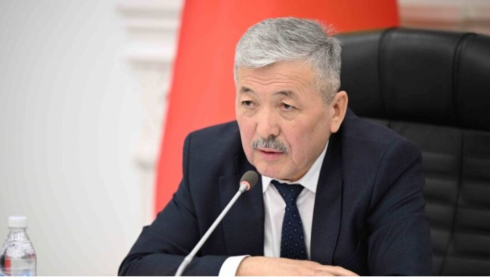 Адылбек Касымалиев снял с должностей и переназначил сразу нескольких чиновников в регионах