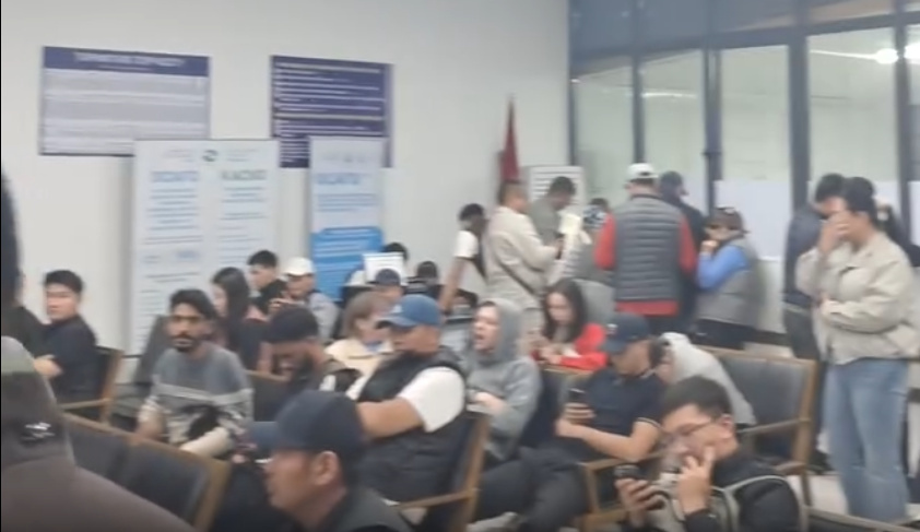 Очереди по шесть часов. Водители жалуются на работу отдела регистрации авто в "Биримдике"