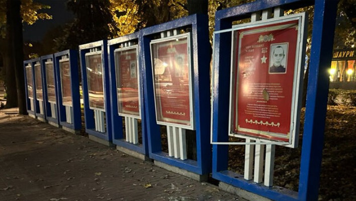 В ЖК просят мэрию Бишкека привести в порядок информационные стенды о героях войны