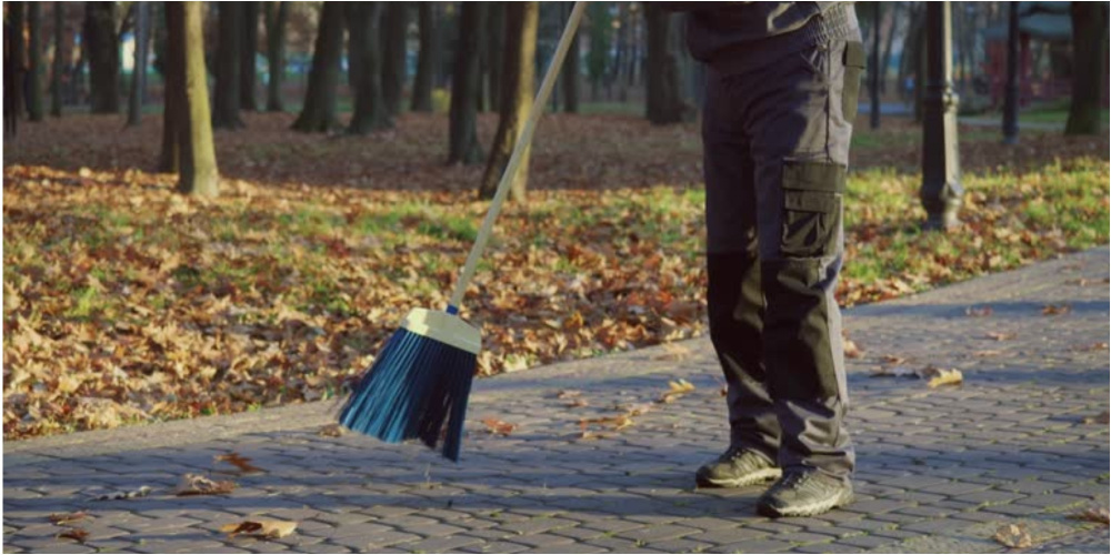 "Это не их работа". Как субботники стали проблемой для медиков и учителей Кыргызстана