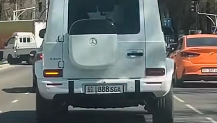 Mercedes-Benz G-Class с номерами для электромобилей попал на видео в Бишкеке