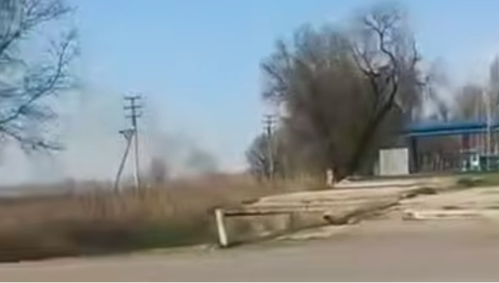 Call-центр: на подъезде к селу Манас в опасной близости от АЗС жгут траву на полях (видео)